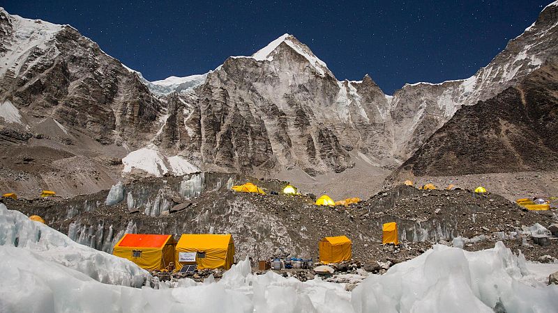 El Everest, convertido en un "parque temático" del riesgo
