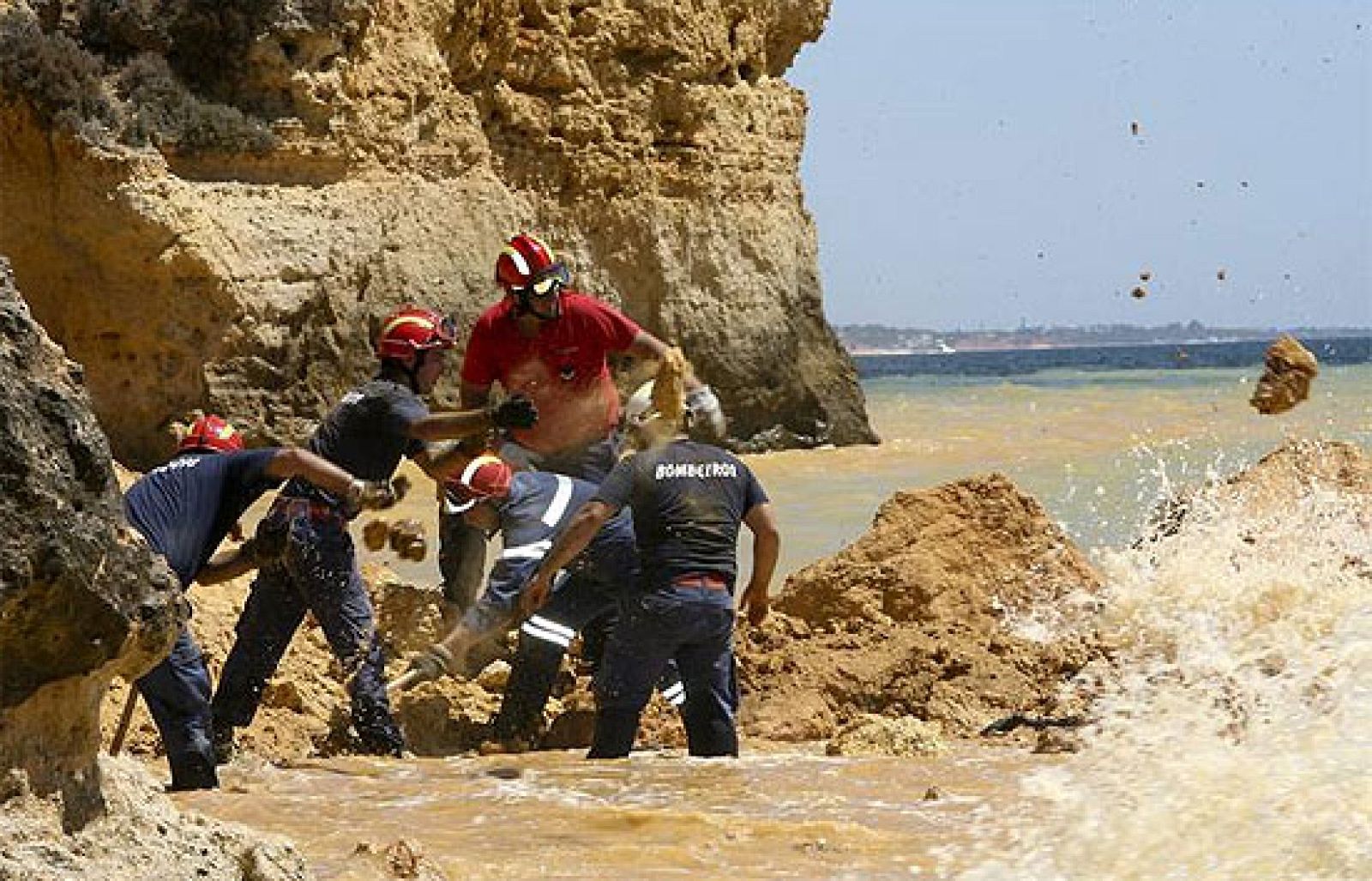 Cinco personas han muerto en el Algarve, en Portugal, al desprenderse unas rocas de la playa en la que estaban. Hay además 3 heridos y un desaparecido, todos de nacionalidad portuguesa. 