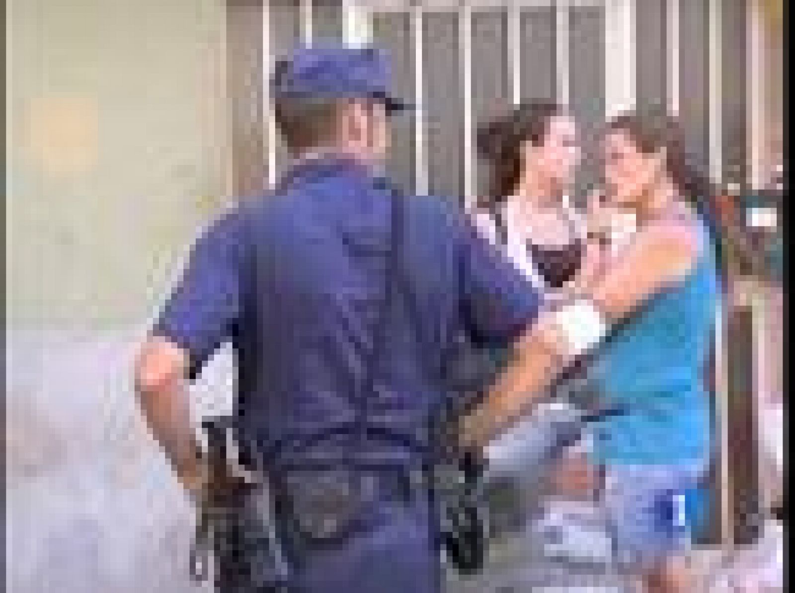 En Palma de Mallorca, la policía mantiene un dispositivo especial de vigilancia en el barrio Son Gotleu, después de  una multitudinaria pelea. Hay tres heridos y decenas de contusionados.