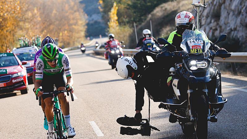 As es la desconocida e imprescindible labor de los motoristas de TVE en la Vuelta