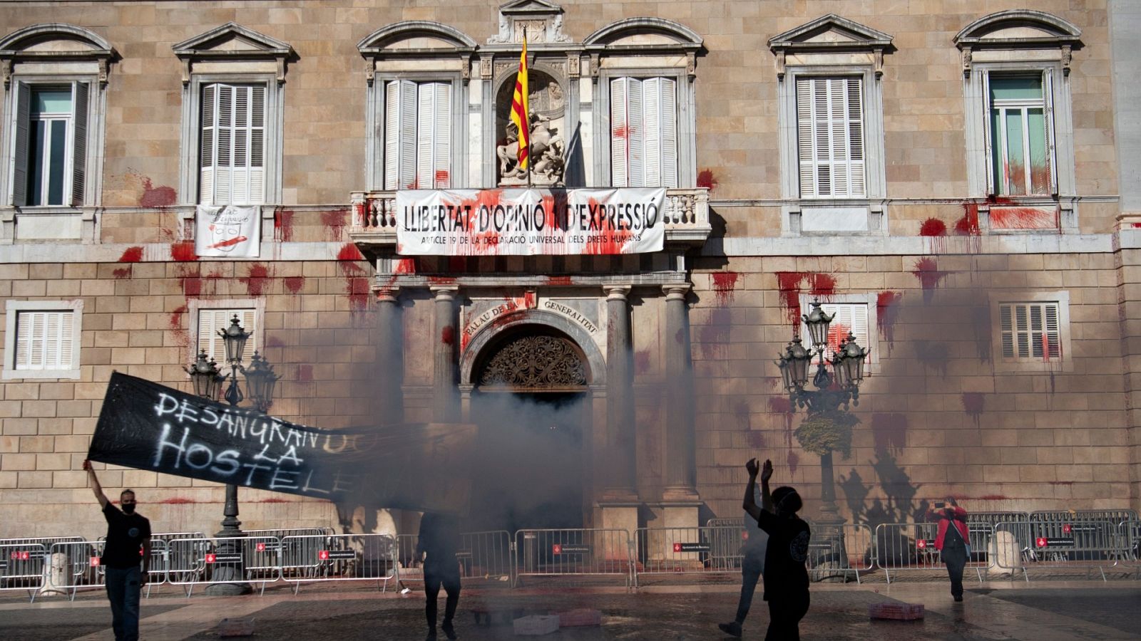 Lanzan pintura roja contra la fachada de la Generalitat en Barcelona como protesta por el cierre de la hostelería