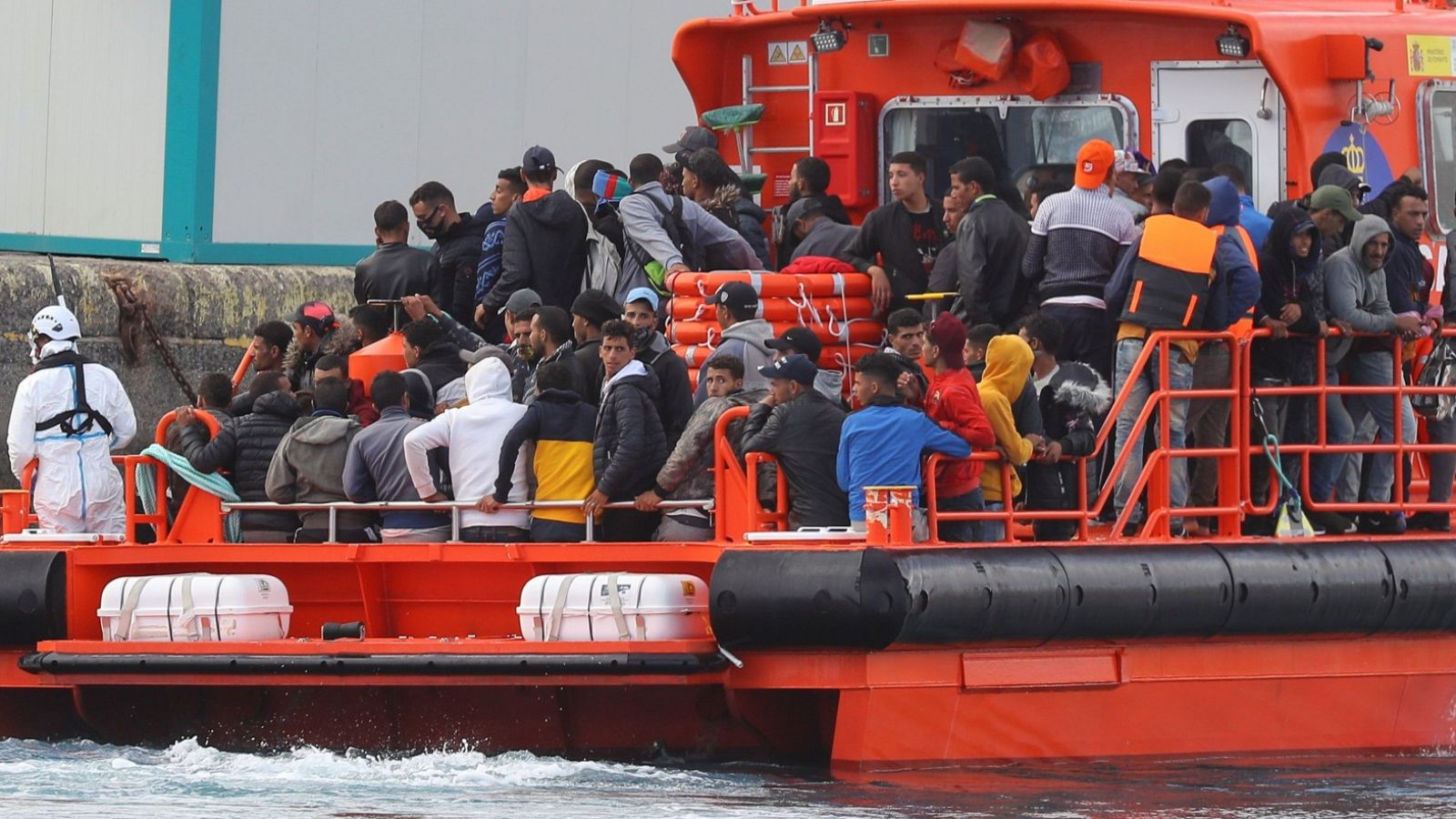 Canarias recibió este fin de semana más de 2.000 inmigrantes, su récord histórico en 48 horas