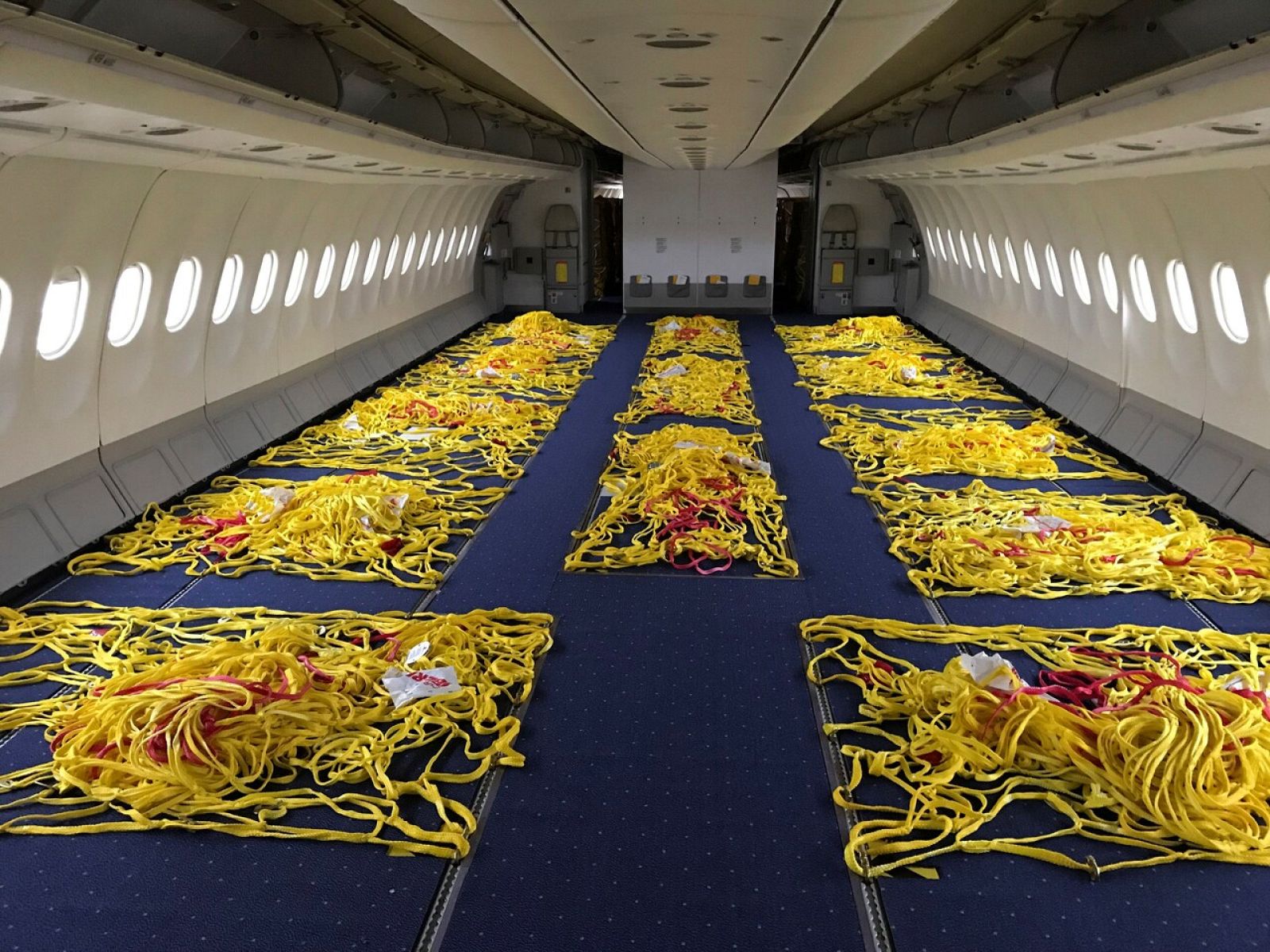 Las aerolíneas transforman aviones comerciales en cargueros | Ver