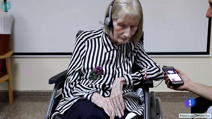 Telediario 1 - La música hace bailar a una anciana con alzhéimer