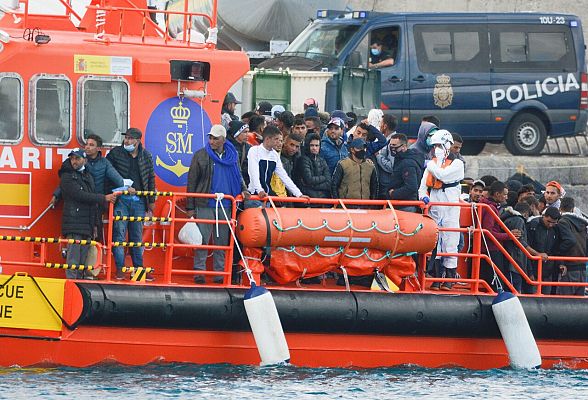 Telediario 1 - Canarias recibió este fin de semana 2.188 inmigrantes, su récord histórico en 48 horas