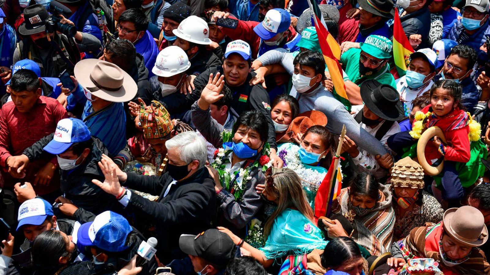 Evo Morales recibe una masiva acogida en su vuelta a Boliva tras casi un año de exilio en Argentina - RTVE.es