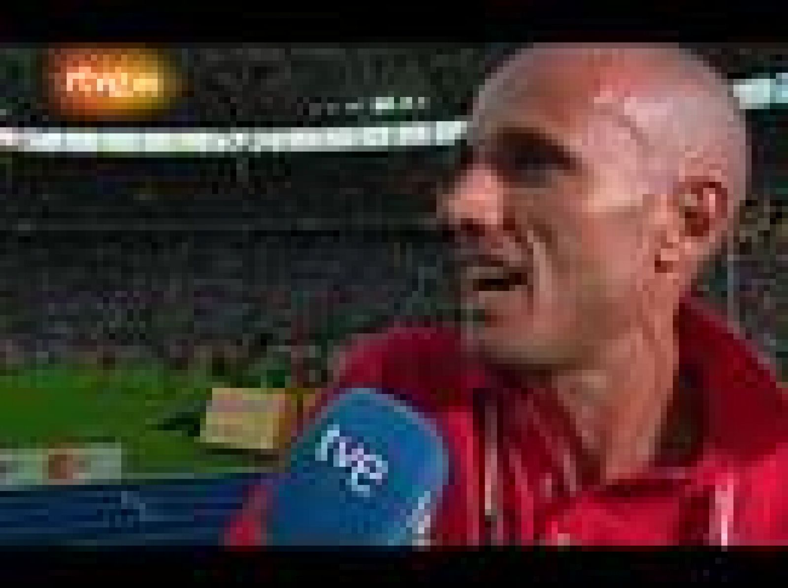 Chema Martínez habla a los micrónos de TVE después de acabar octavo en la prueba de la Maratón, el primer europeo de la clasificación final.