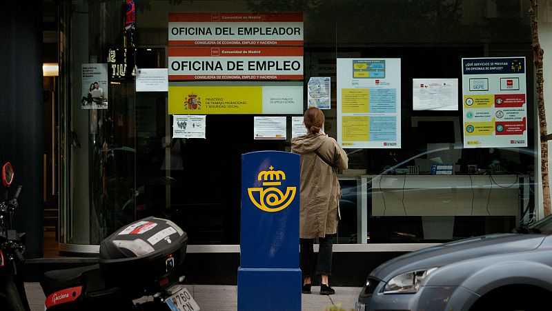 Cientos de personas no cobran el paro en Barcelona desde julio