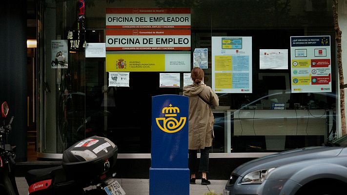 Telediario 1 - Varias personas no cobran el paro en Barcelona desde julio