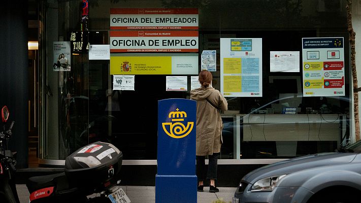 Varias personas no cobran el paro en Barcelona desde julio