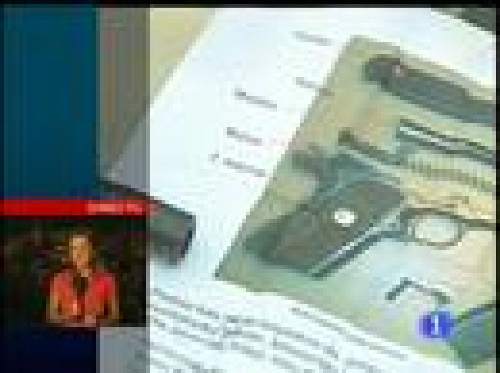 La policía judicial francesa analiza el material localizado en el zulo de Minerve, el más grande de los siete intervenidos a ETA esta semana.