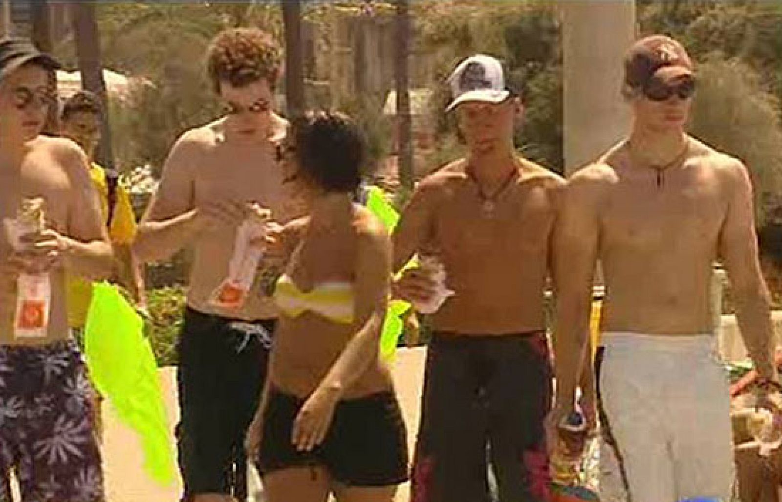 Los alemanes tienen, desde los años 60, su pequeña parcela de playa en Palma de Mallorca, el llamado "Balneario 6". | Ver