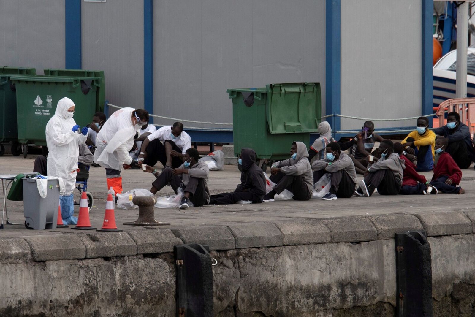 El muelle de Arguineguín, al límite ante la llegada continua de migrantes | Ver