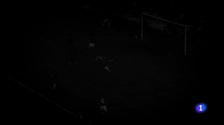 Telediario 1 - La votación de la mejor selección española de fútbol, en RTVE