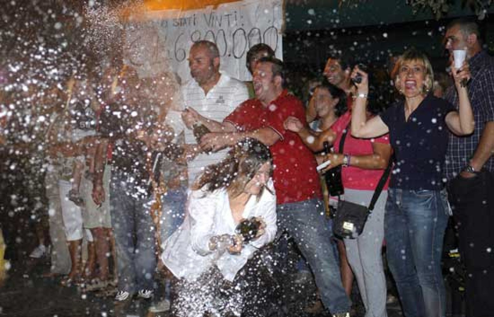 Un único acertante ha obtenido en Italia el máximo premio de la lotería jamás concedido en Europa, al acertar los seis números del "Superenalotto" y hacerse con los 147,8 millones de euros que estaban en juego.