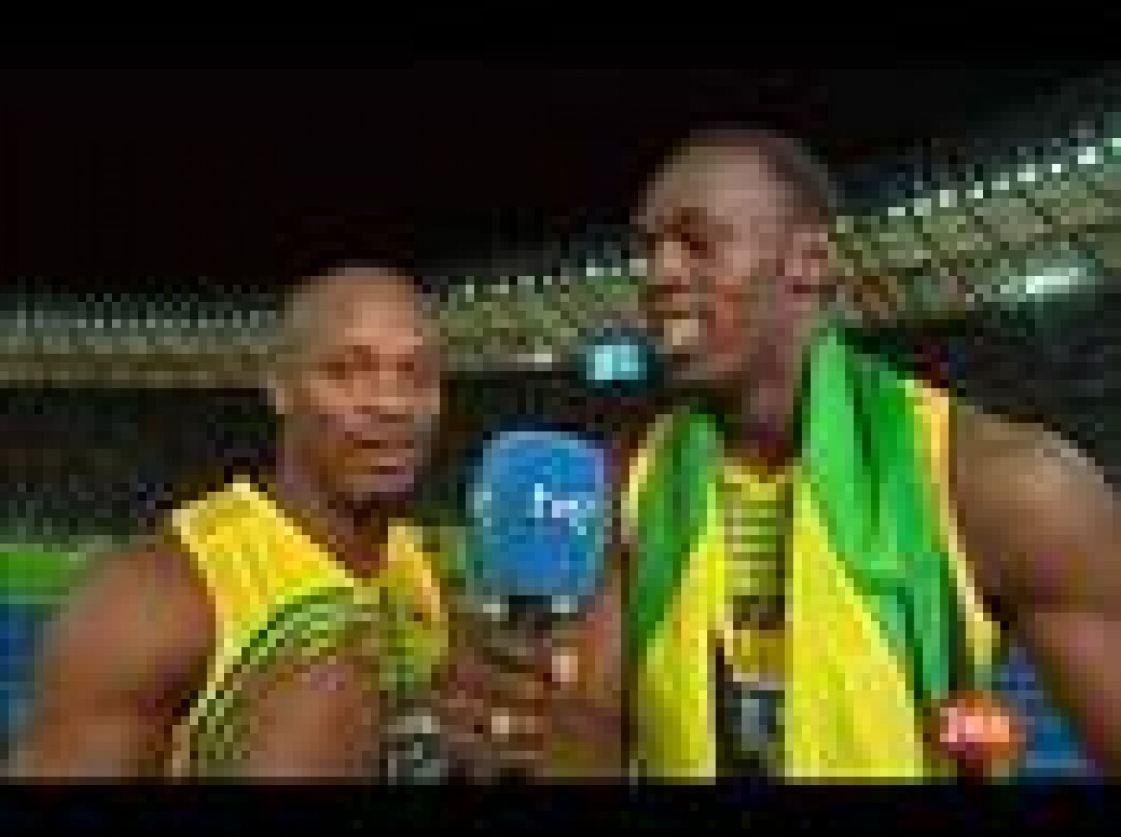 El atleta jamaicano Usain Bolt no sólo es un número uno como atleta tras haber conseguido tres oros en el Mundial de Berlín, sino que también es muy simpático.