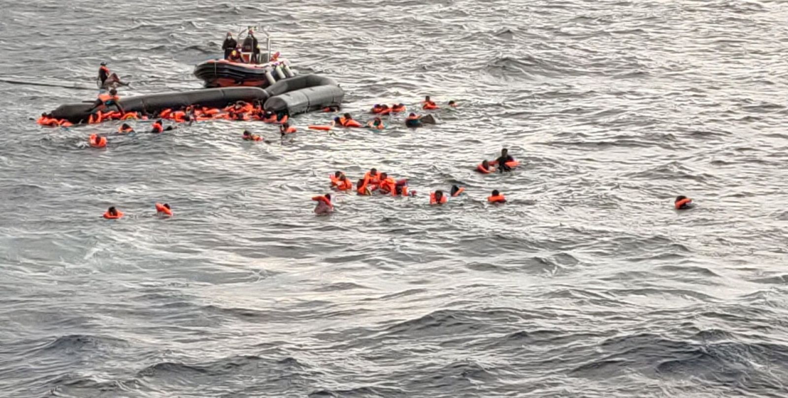 Una patera se parte en dos y deja al menos cinco muertos en el Mediterráneo