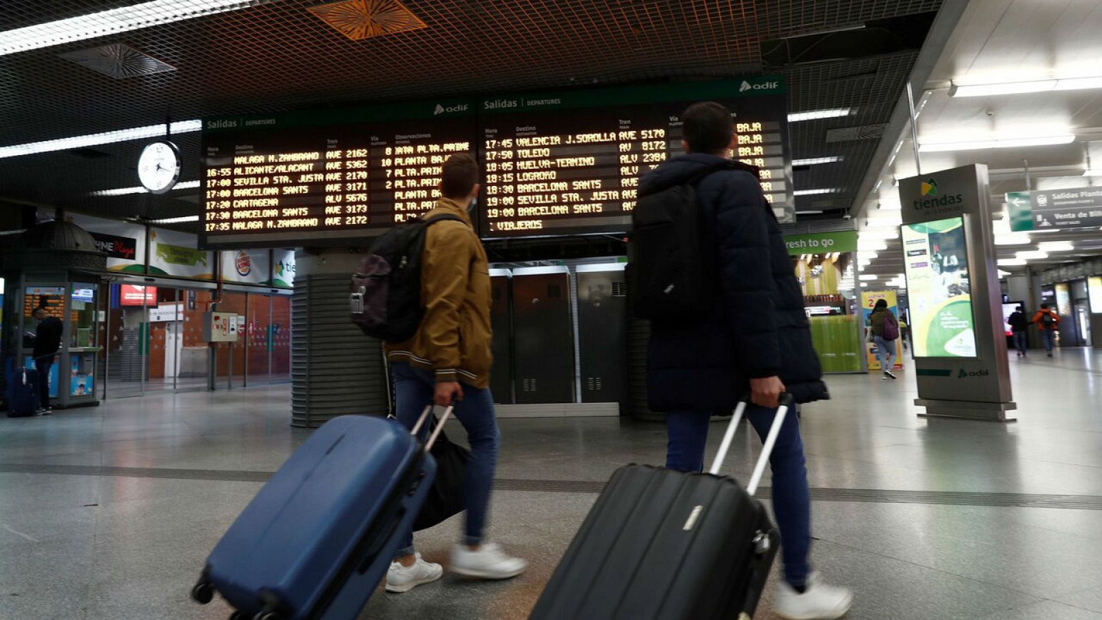 España exigirá a partir del 23 de noviembre una PCR negativa a todos los viajeros procedentes de países de alto riesgo  - RTVE.es