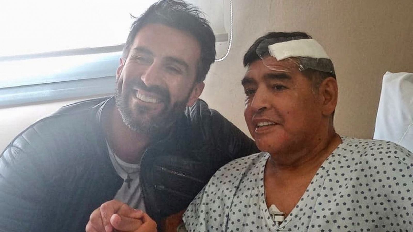 Maradona recibe el alta y sale del hospital