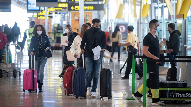 Simón considera que el número de casos importados en aeropuertos es "mínimo" y "no compensa" el esfuerzo que requiere hacer PCR