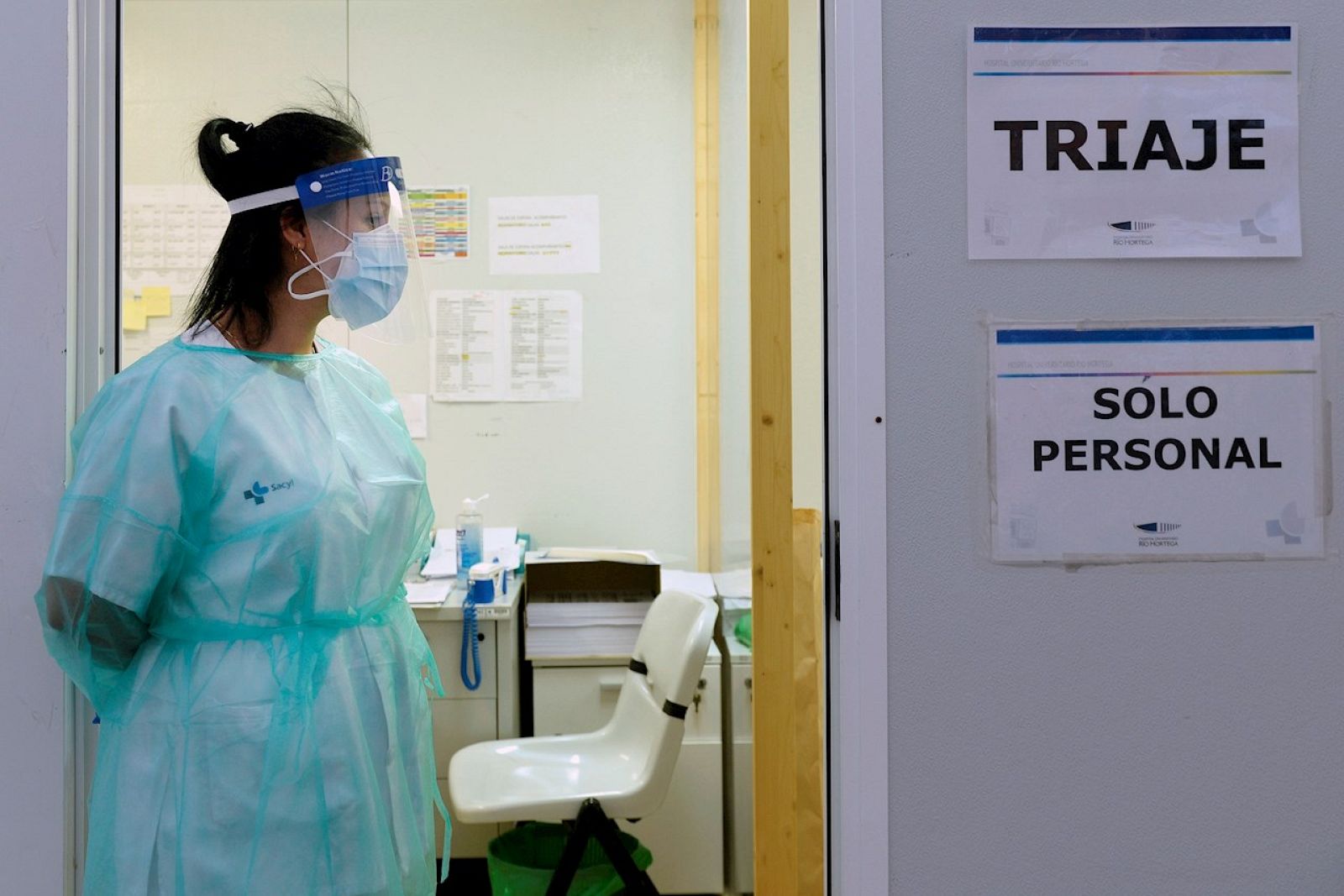 Una exposición callejera reivindica el papel de las cuidadoras | Ver