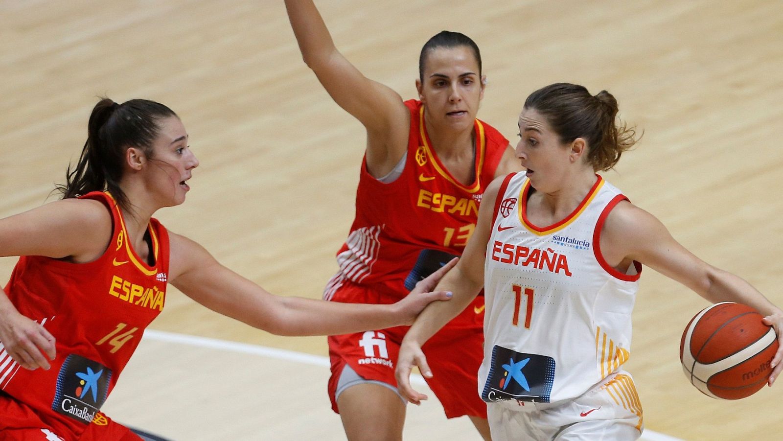 Baloncesto | La España Roja apabulla a la España blanca  (73-36) | Ver