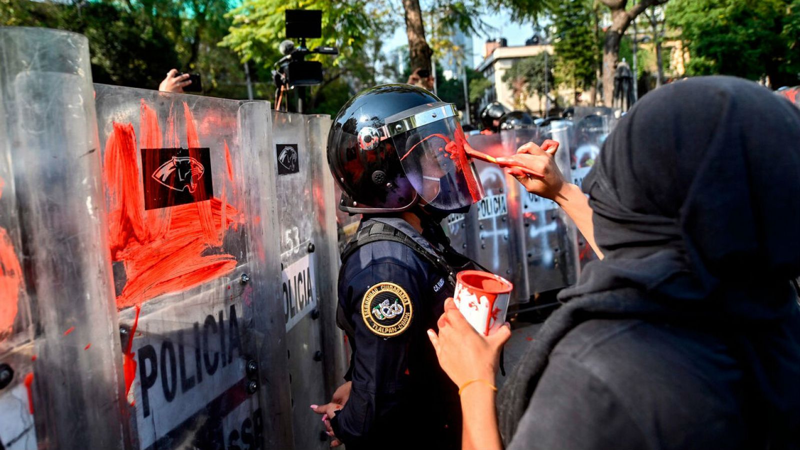 Disuelven con disparos una protesta contra los feminicidios en Cancún que deja varios heridos - RTVE.es