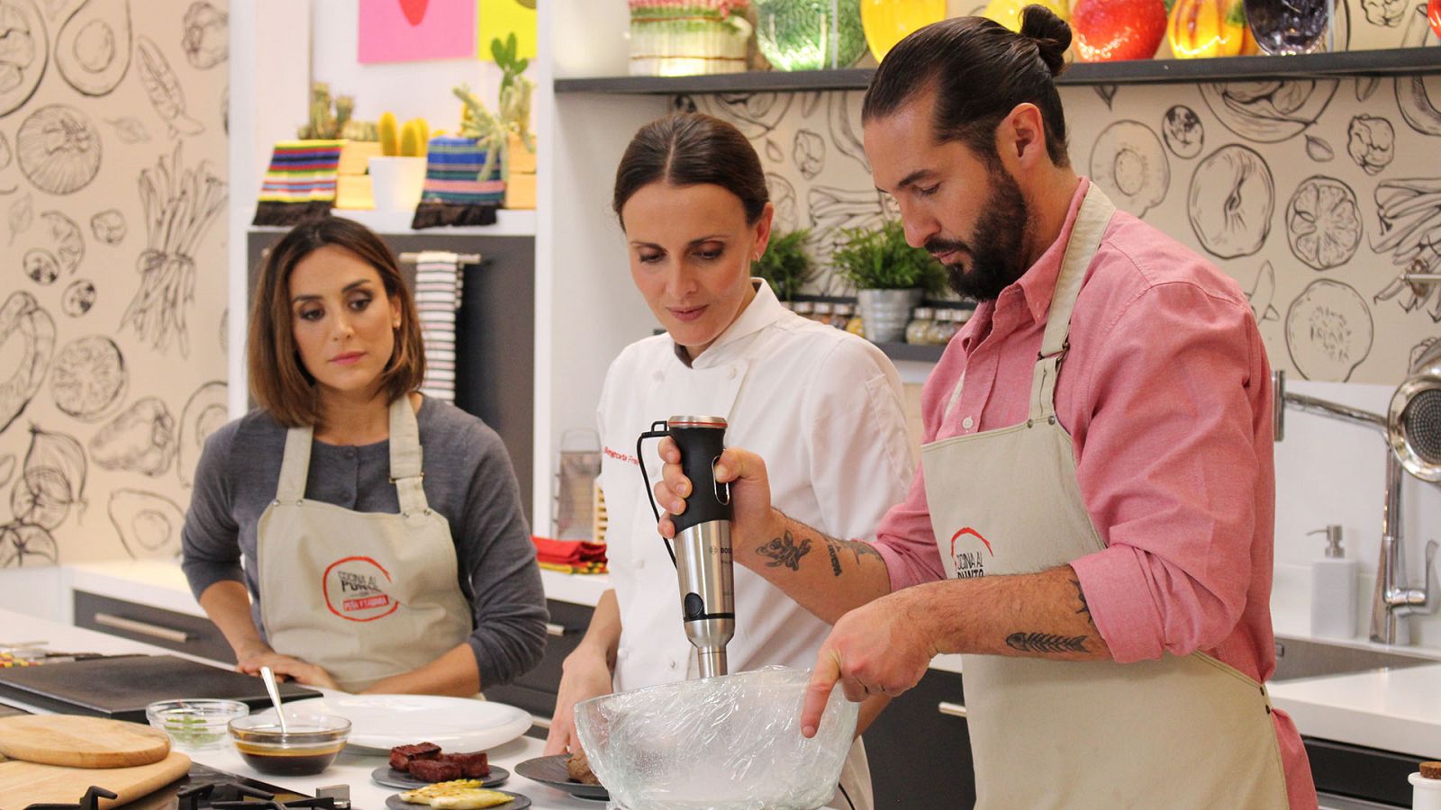 Cocina al punto con Peña y Tamara - Arroz negro con calamares con majado de perejil - ver ahora