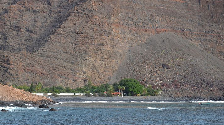 Los servicios de emergencia buscan a posibles víctimas tras el desprendimiento de un acantilado en La Gomera