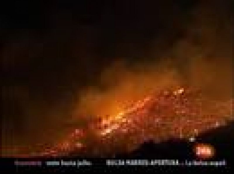 Las llamas en Atenas se avivan durante la noche y ya han quemado 20.000 hectáreas.
