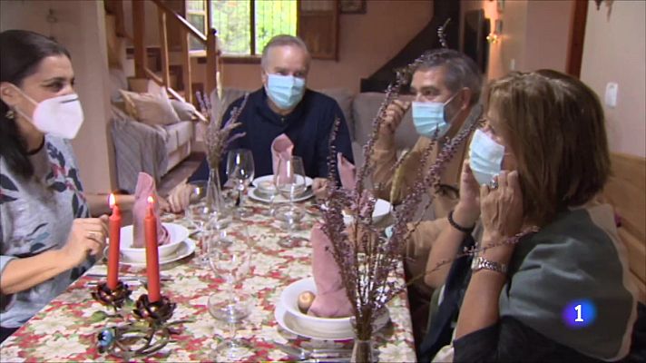Telediario 1 - Ante la incertidumbre de posibles confinamientos o restricciones de movilidad, esta familia extremeña ha decidido adelantar la Navidad en la Sierra de Gata