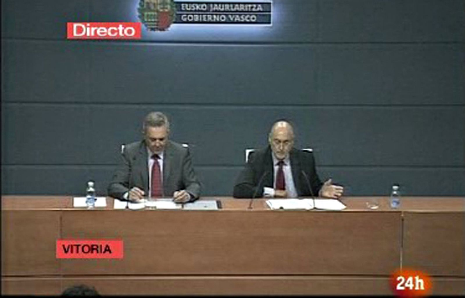 El consejero de Interior del Gobierno vasco, Rodolfo Ares, ha pedido a los ciudadanos vascos que no consuman en los establecimientos que lucen carteles con el fin de enaltecer el terrorismo e imágenes de "asesinos que extorsionan a la sociedad".