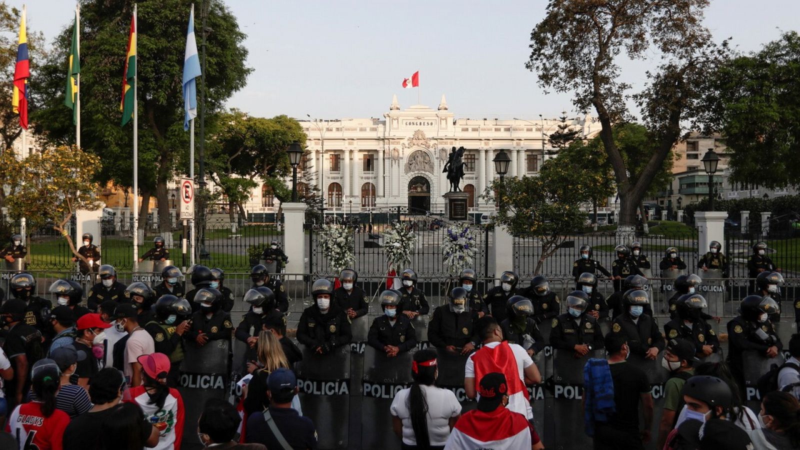 El Congreso peruano busca una salida a la crisis política mientras se suceden las protestas en la calle