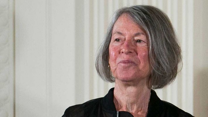 Telediario 1 - Tras ganar el Nobel Louise Glück, rompe con la editorial Pre-Textos, que la publicó cuando apenas era conocida