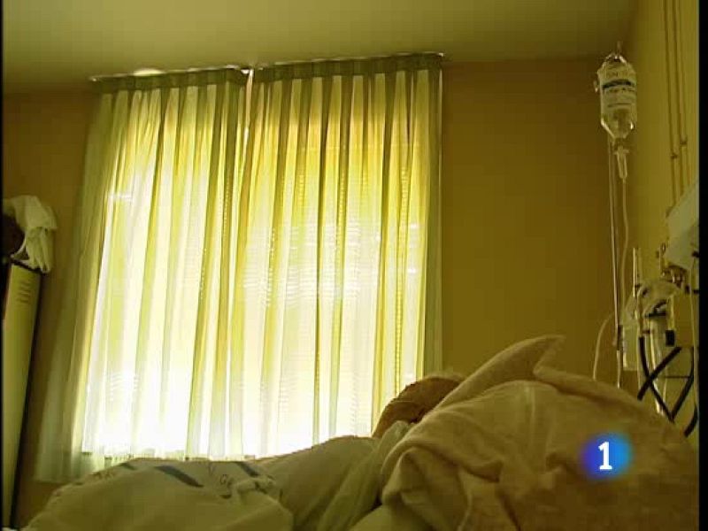 Una persona ha muerto en Madrid a consecuencia de la gripe A, aunque de momento no hay más datos sobre este nuevo fallecimiento. El número de fallecidos en España es de 16. No obstante, tanto el Ministerio de Sanidad como la consejería de salud andaluza, donde este fin de semana han muerto 3 mujeres, han insistido hoy en pedir calma.