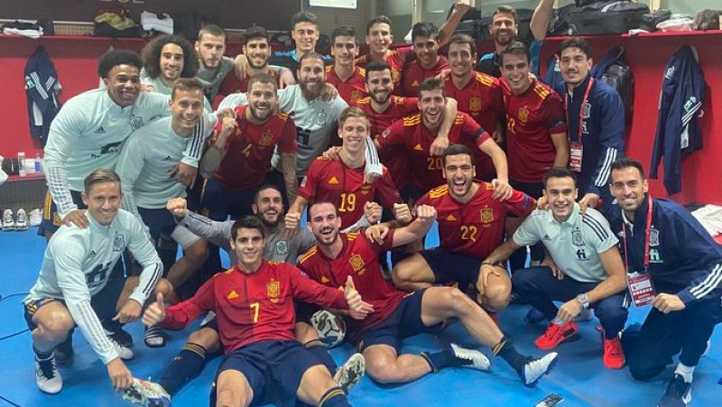 Los jugadores celebran en el vestuario la histórica goleada a Alemania