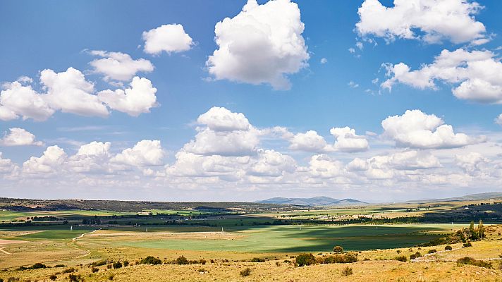 Cielo despejado, con nieblas en la meseta Sur y lluvias en Galicia