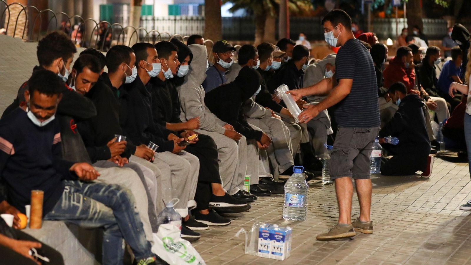 Telediario -Interior investiga el desalojo de 200 migrantes del muelle de Arguineguín y tomará medidas si hubo descoordinación - 18/11/20 ver ahora
