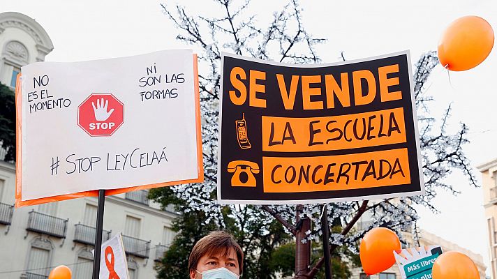 Telediario 1 - Protestas en los centros de educación privada y concertada contra la ley Celaá