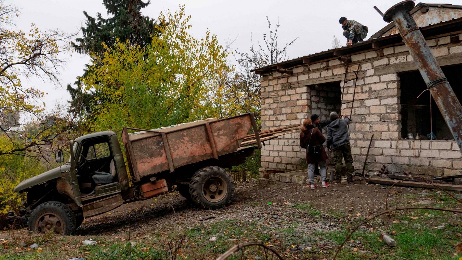 Los armenios queman sus casas al dejar Nagorno-Karabaj