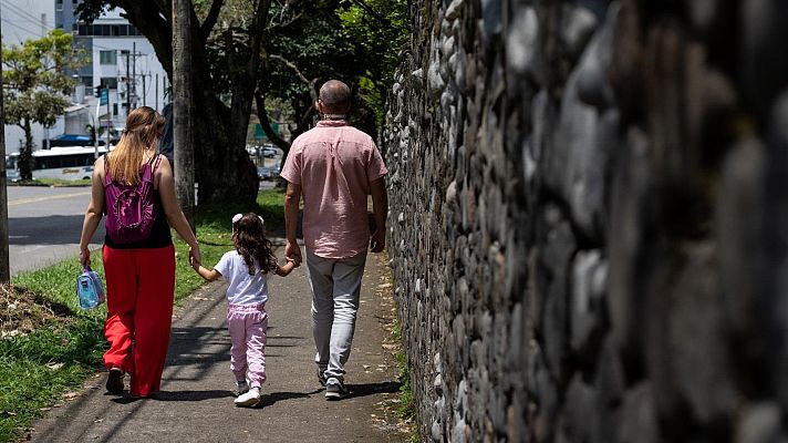 Telediario 1 - Familias españolas logran traer a sus hijos adoptivos pese a las restricciones por la COVID