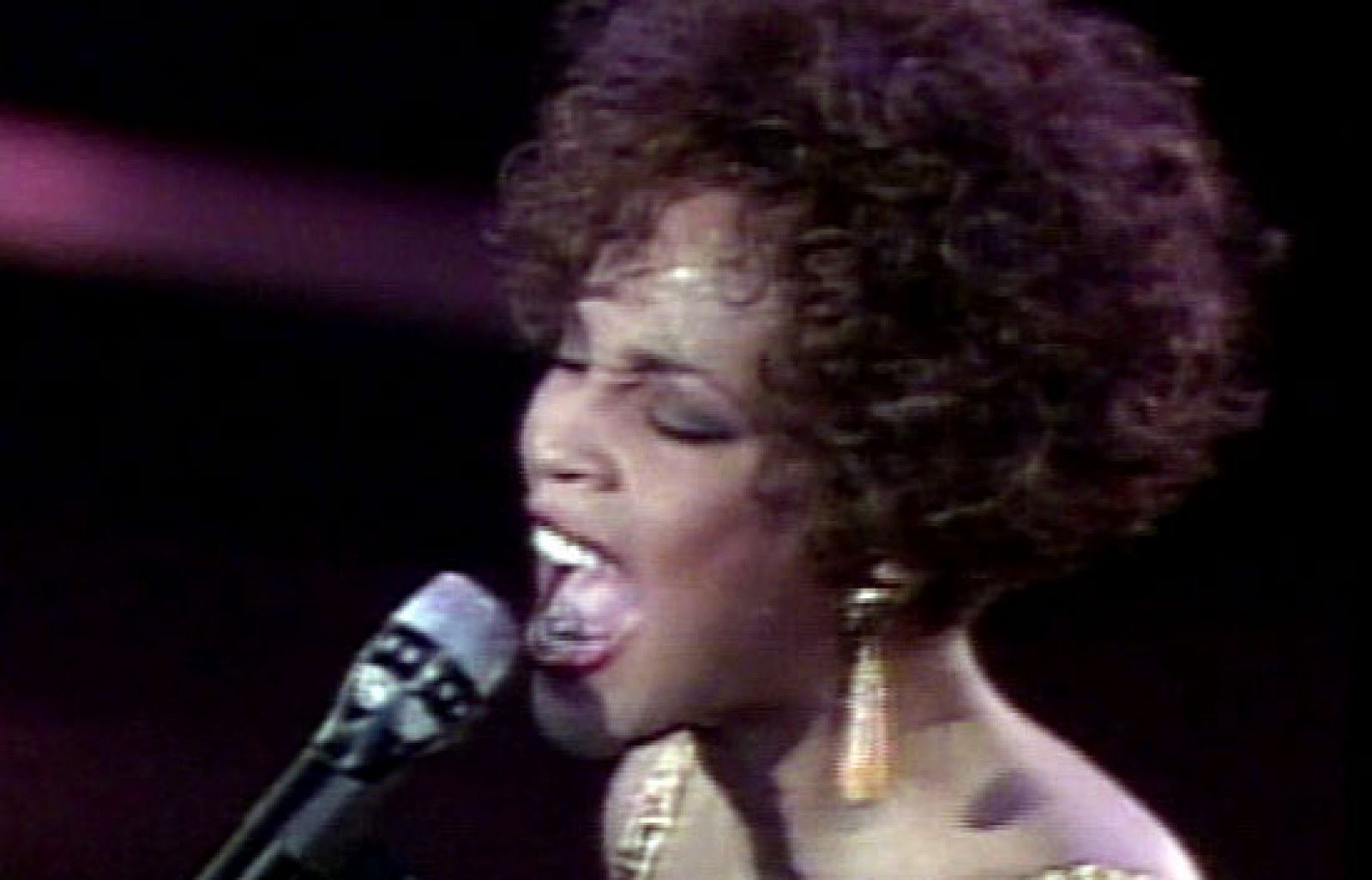 Whitney Houston canta en favor de los más necesitados