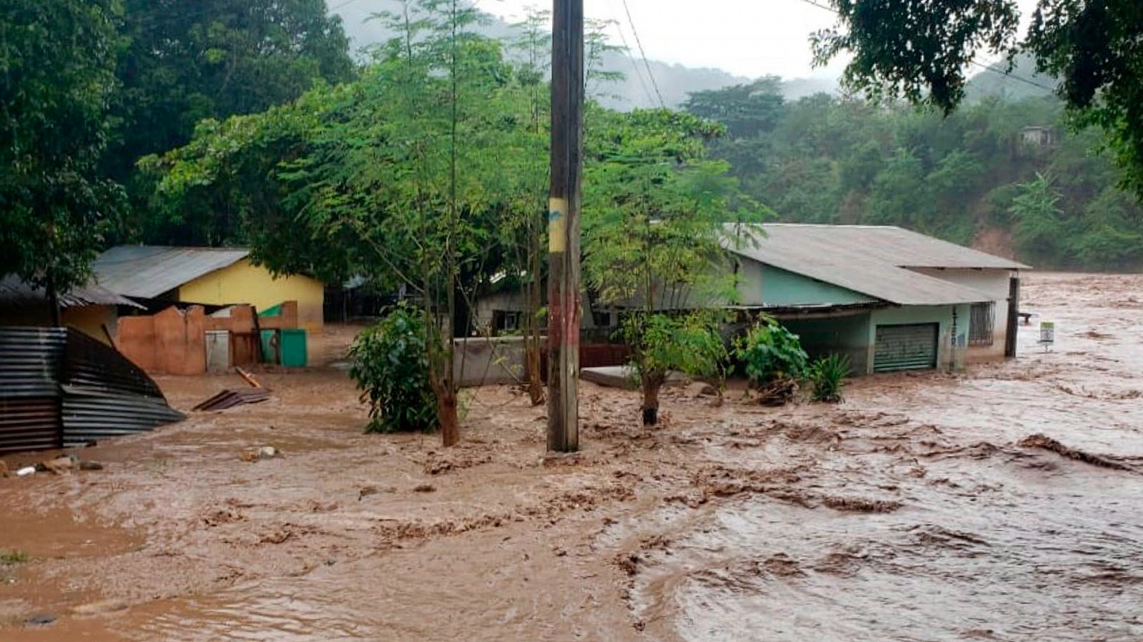 El paso de dos huracanes por Centroamérica y el Caribe deja decenas de muertos y cuantiosos daños materiales