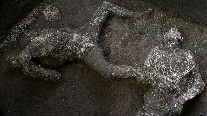 Hallan y reconstruyen en Pompeya los cuerpos de dos hombres con sus ropas