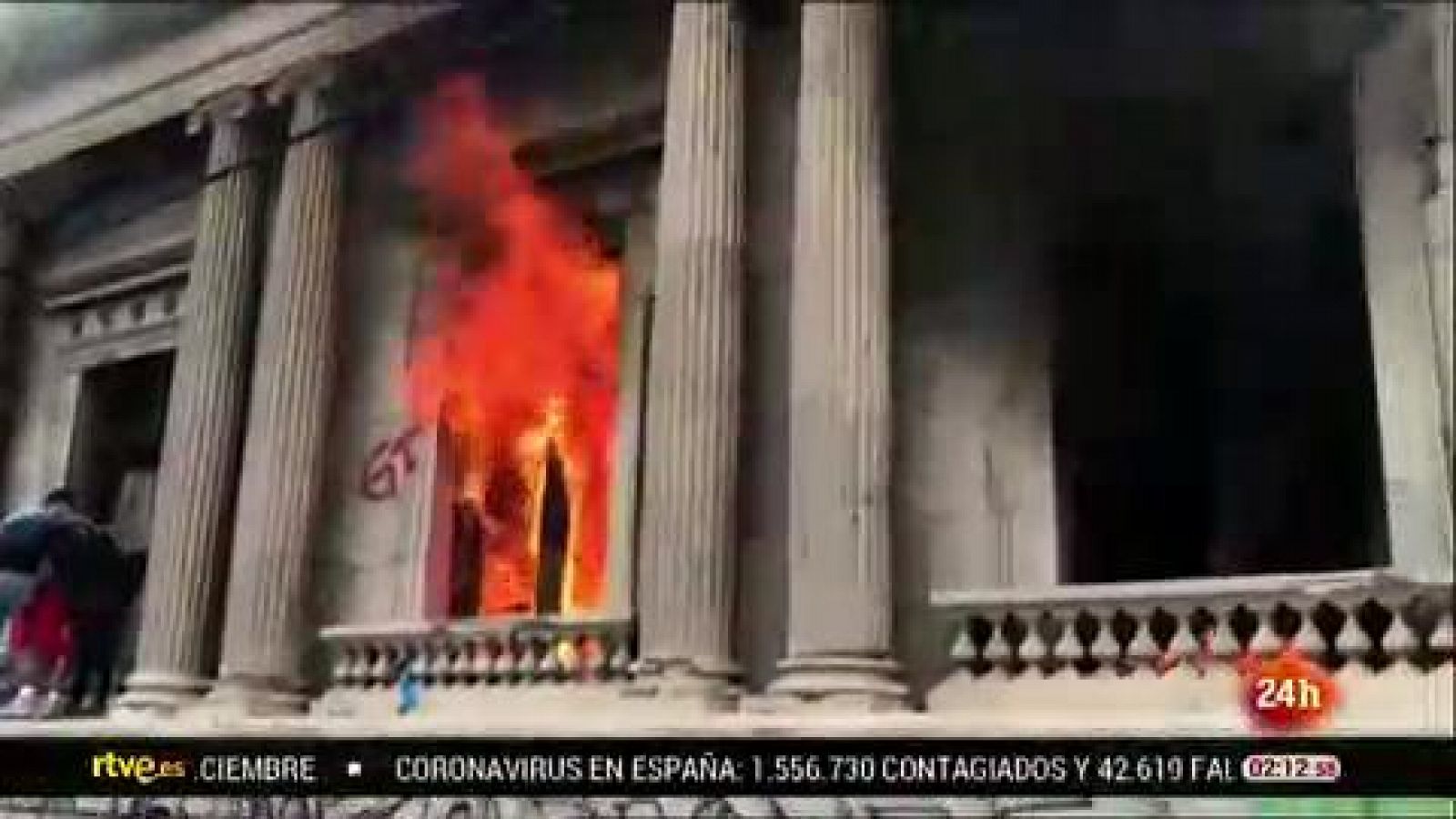 Informativo 24h: Cientos de manifestantes atacan y prenden fuego al Congreso de Guatemala  | RTVE Play