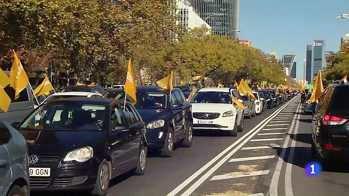 Telediario 1 - La educación concertada sale en coche en una treintena de provincias en contra de la 'ley Celaá'