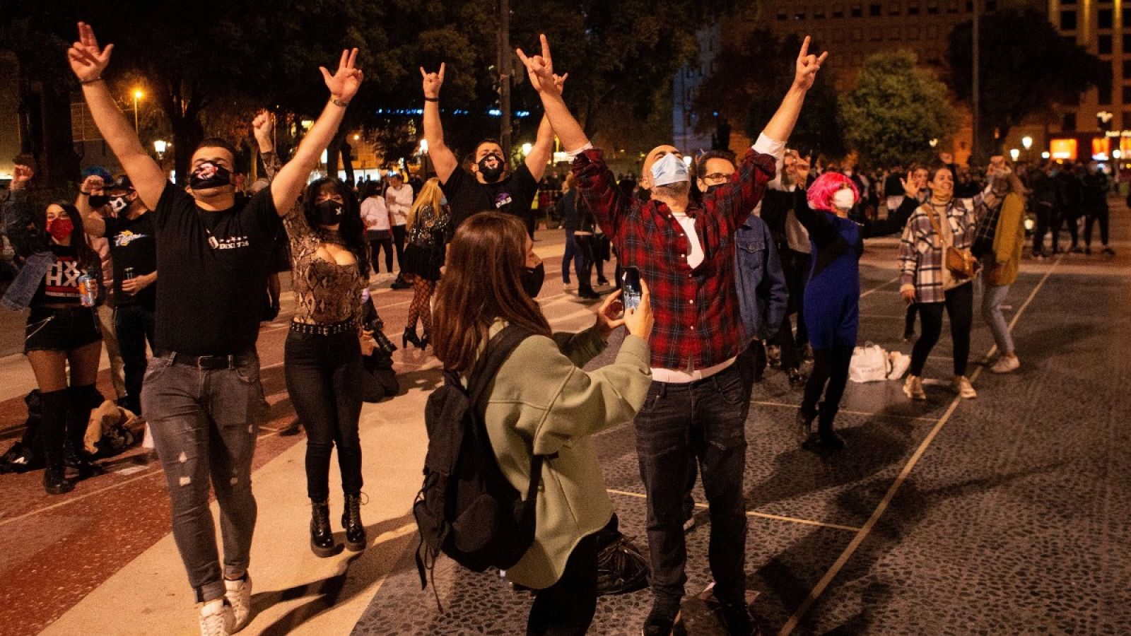 Coronavirus | Críticas al sector del ocio nocturno por protestar con una fiesta en la plaza Cataluña de Barcelona