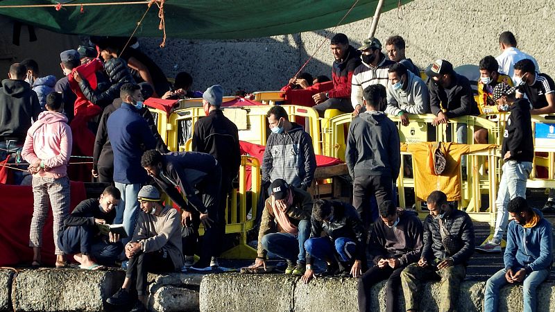 Disminuye el número de migrantes en el muelle de Arguineguín, donde todavía permanecen unas 600 personas