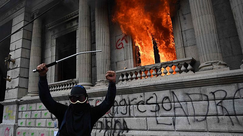 Cientos de manifestantes toman el Congreso de Guatemala y le prenden fuego tras la aprobación de los presupuestos