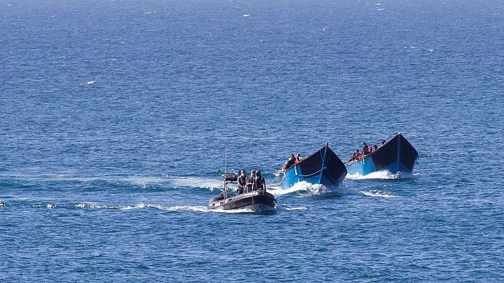 Las subsaharianas creyentes van con sus hijos a la única iglesia católica de Dajla, a la espera de poder migrar a Europa